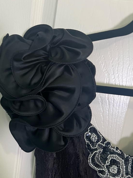 Betsy & Adam Black Lace Dress w/Floral Shoulder Detail Cocktail or Prom  Size 5-6